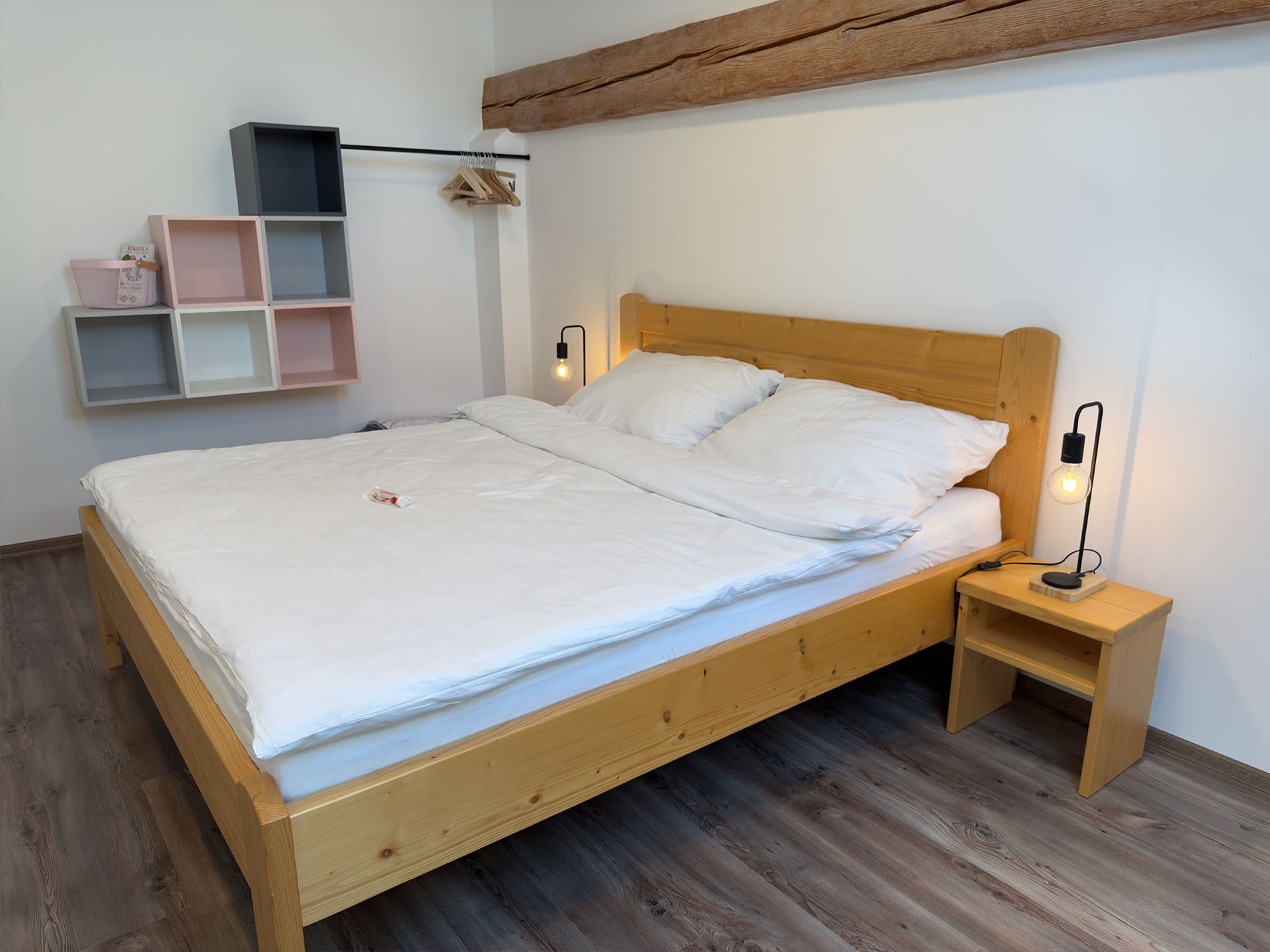 mlynár-simek-loznice-celkovy-pohled-ruzove-police