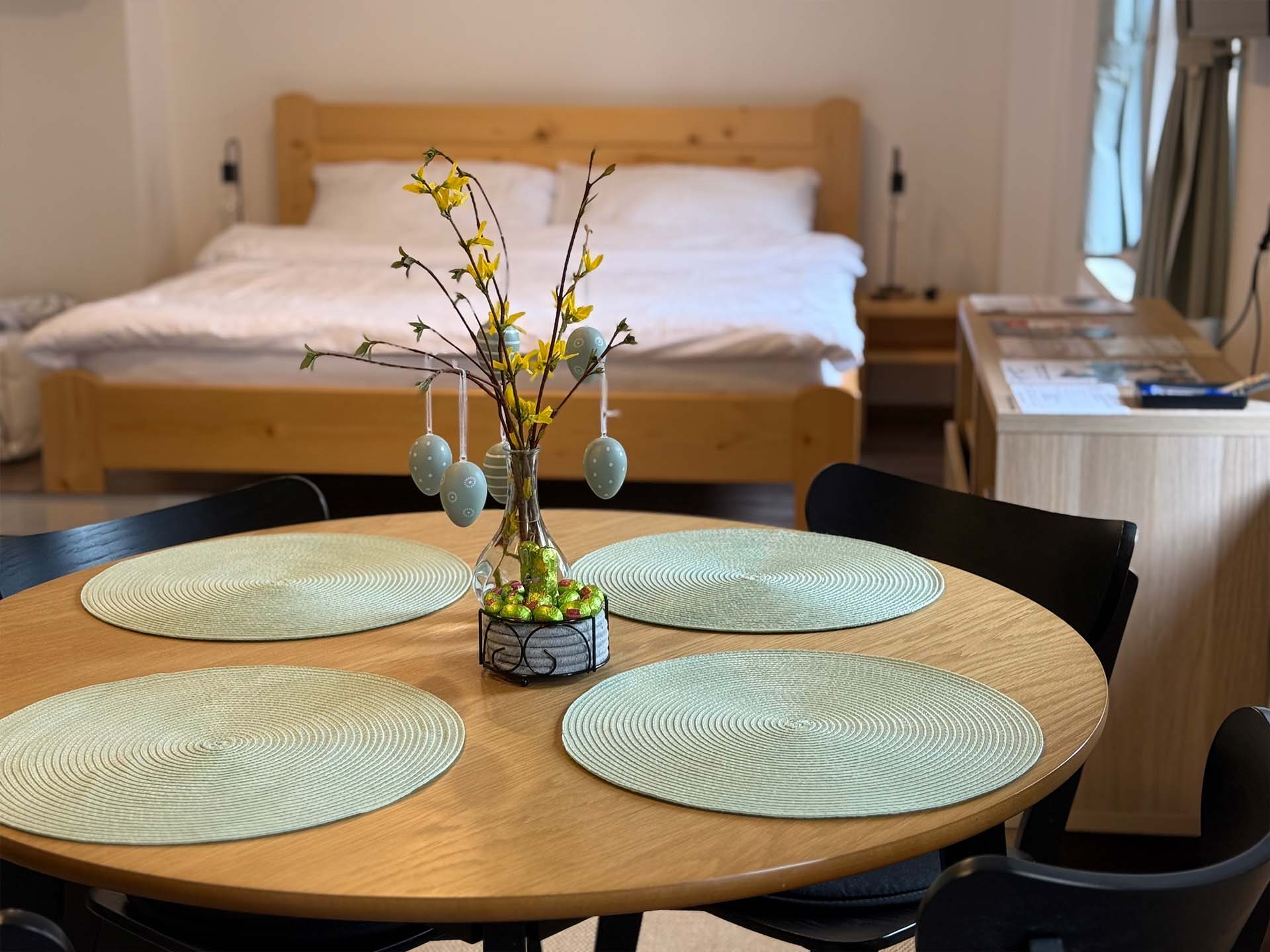 mlynár-humpolecky-jidelni-stul-detail-postel-pozadi