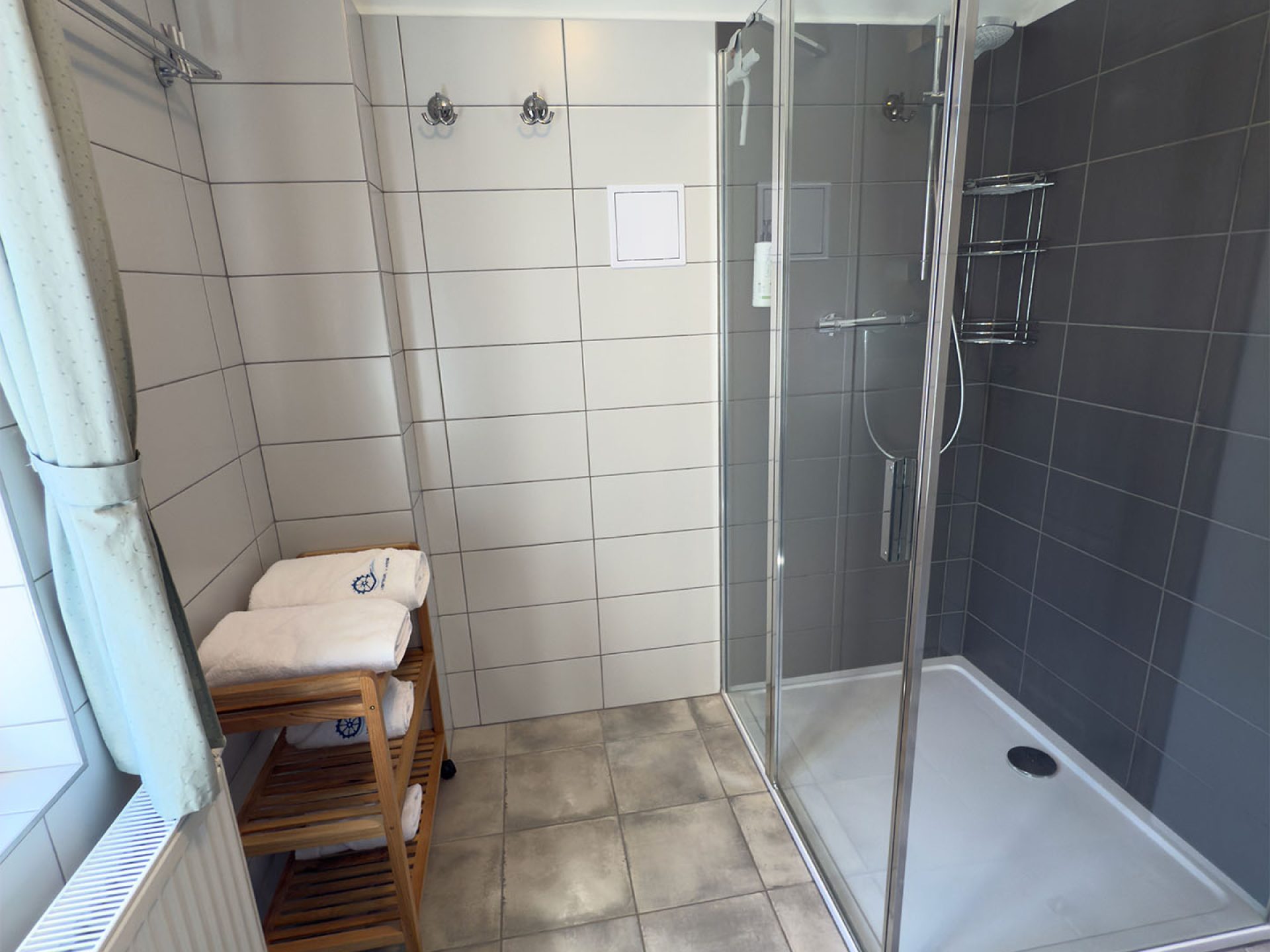 mlynár-humpolecky-koupelna-sprcha-dreveny-stojan