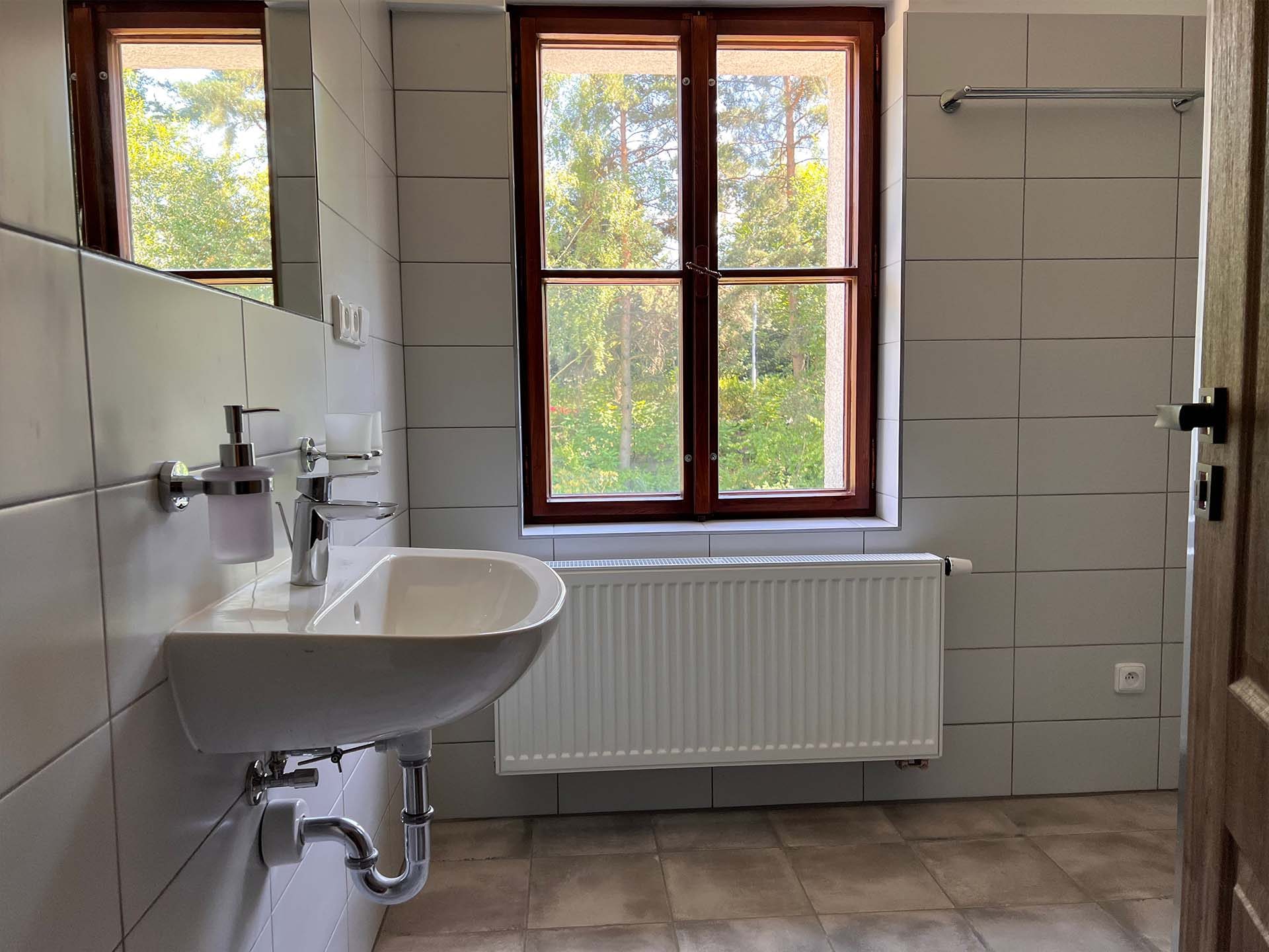 mlynár-humpolecky-koupelna-umyvadlo-vyhled-stromy