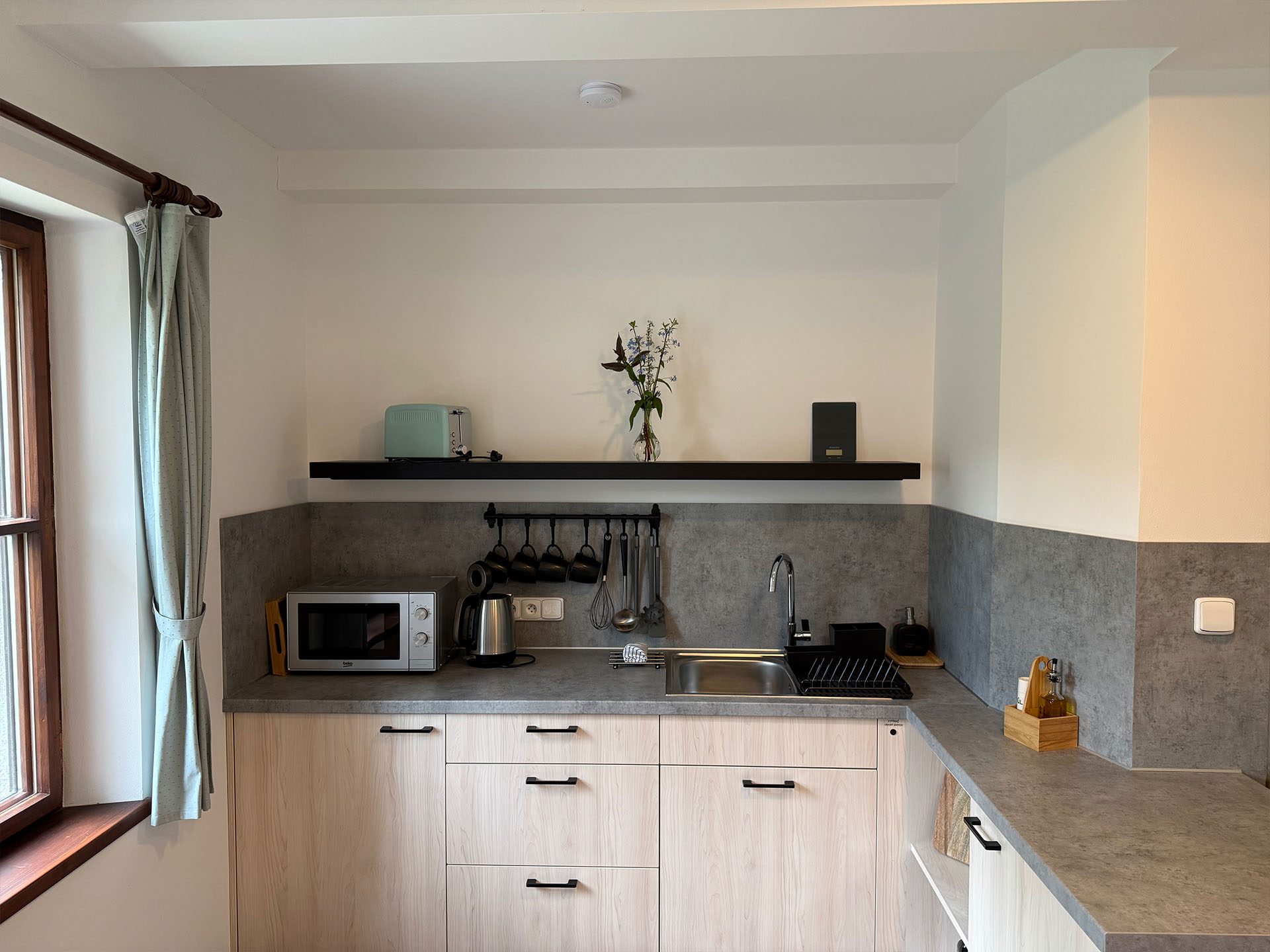 mlynár-humpolecky-kuchynka-okno-zelene-zaclony