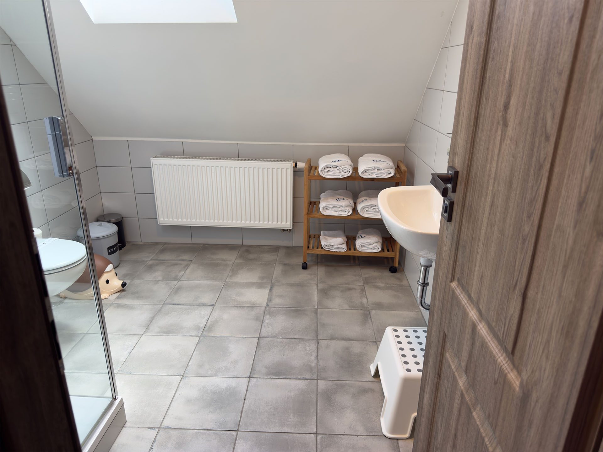 mlynár-jelínek-koupelna-celkovy-pohled-rucniky