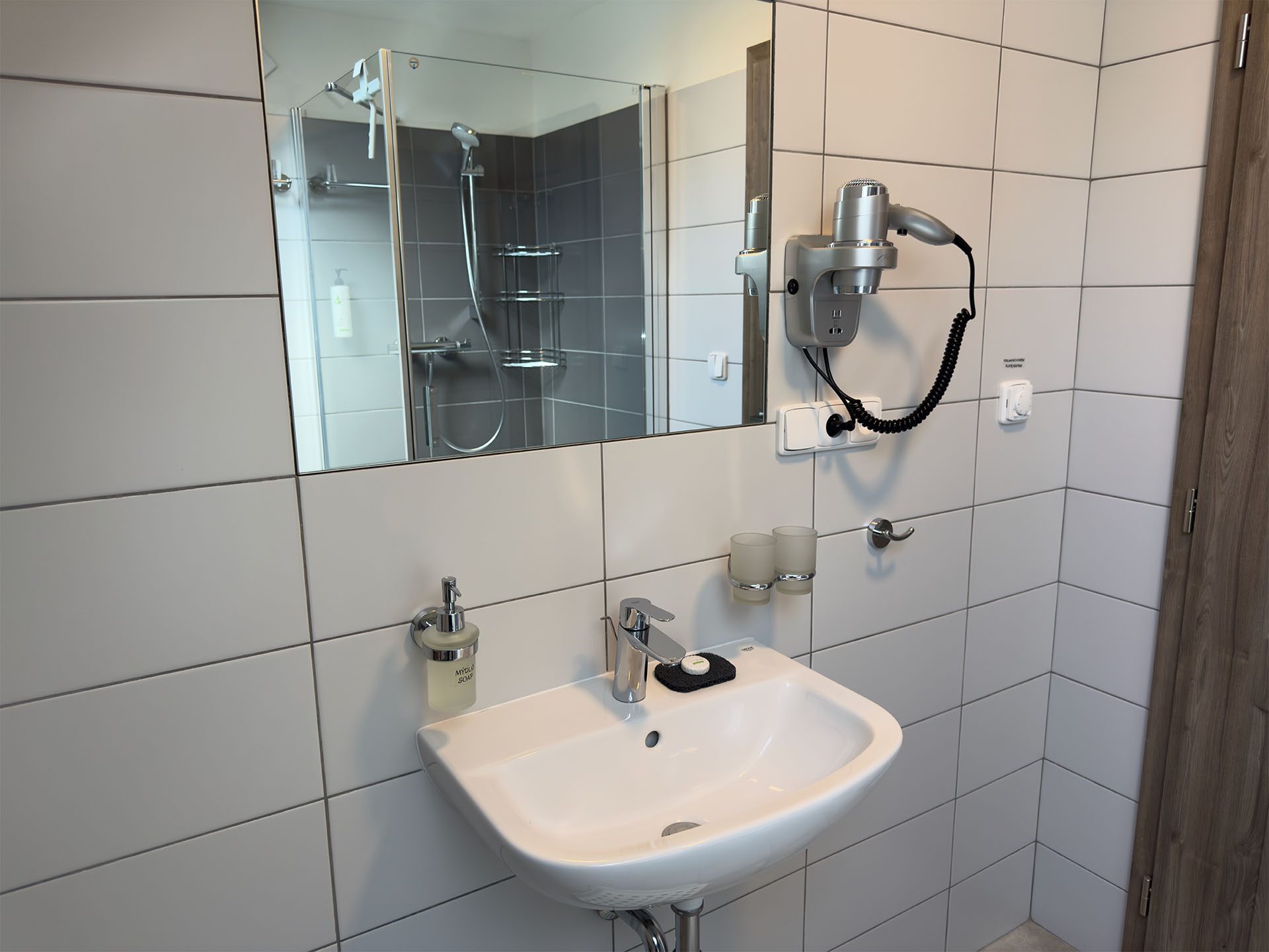 mlynár-jelínek-koupelna-umyvadlo-zrcadlo-fen