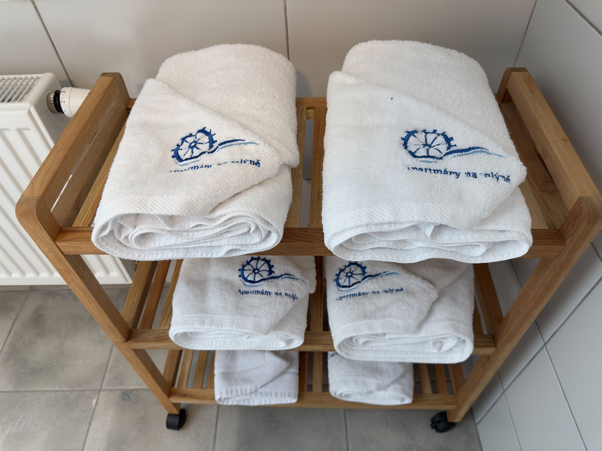 mlynár-jelínek-rucniky-logo-dreveny-stojan