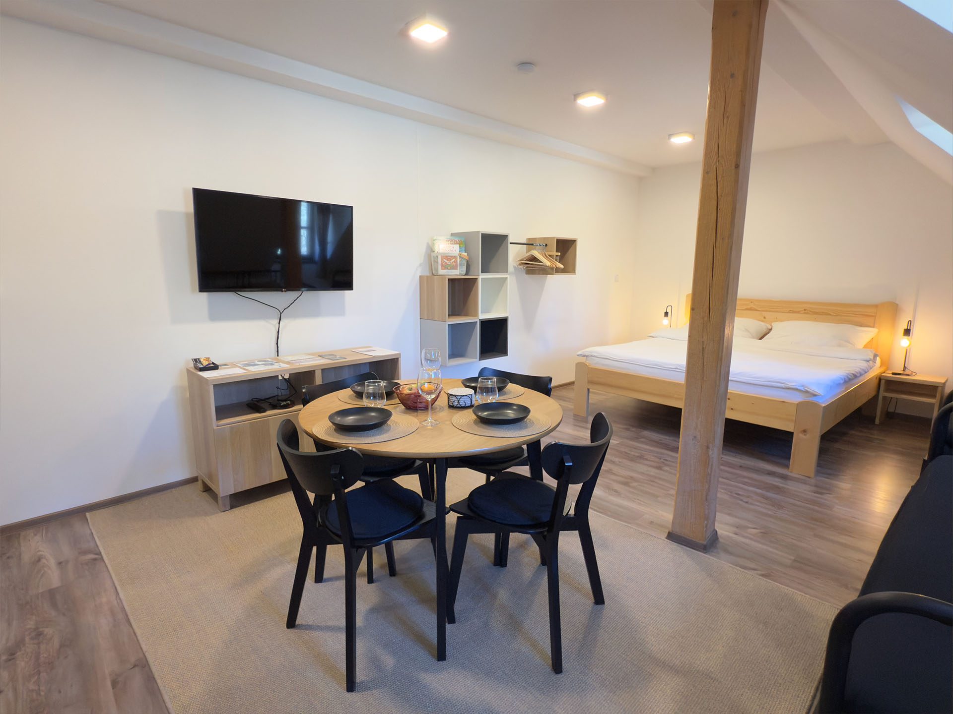 mlynár-sarla-jidelni-stul-vecerni-atmosfera