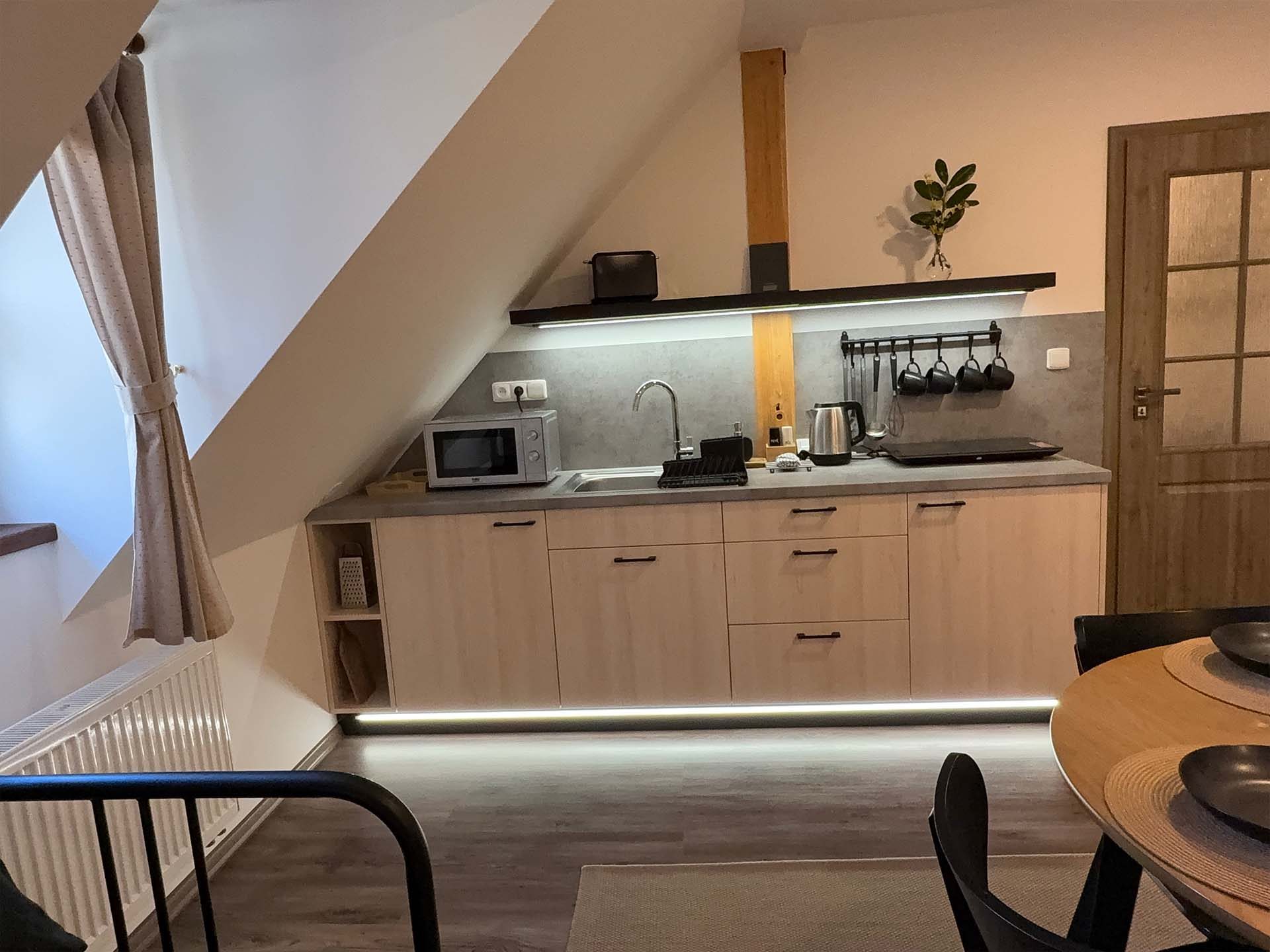 mlynár-sarla-kuchynka-led-vecerni-osvetleni