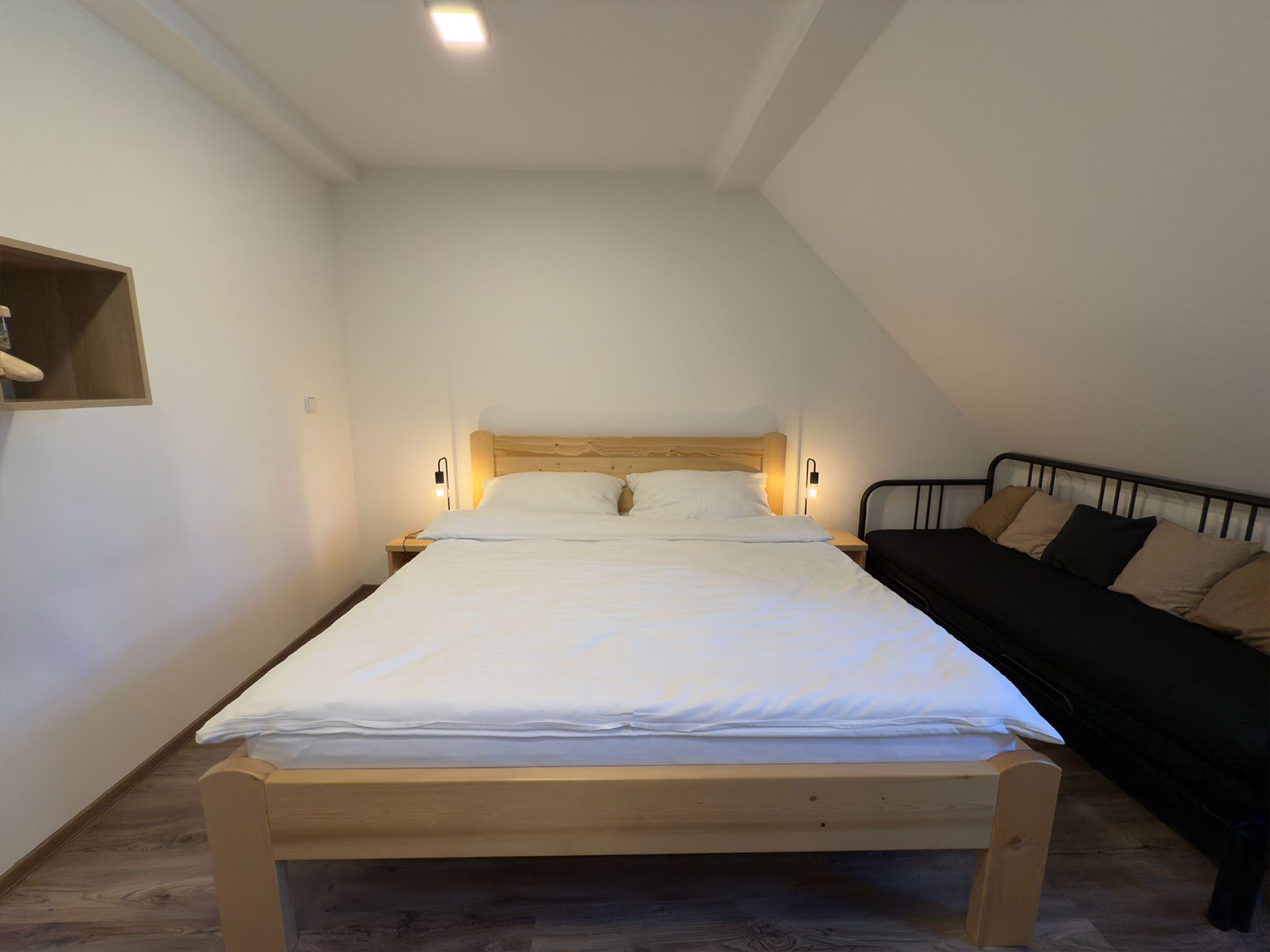 mlynár-sarla-manzelska-postel-nocni-lampy