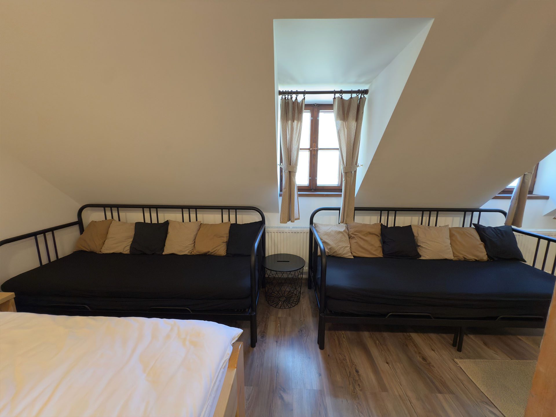 mlynár-sarla-rozkládací-gauče-stresni-okno