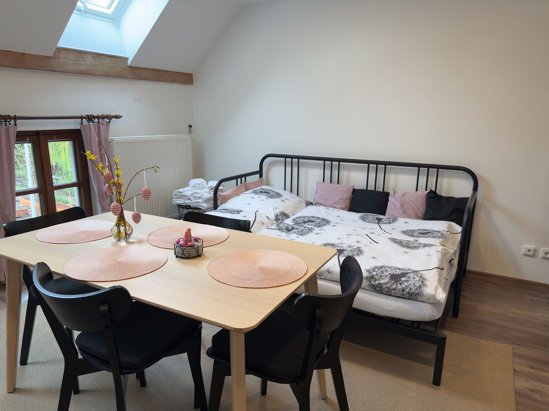 mlynár-simek-jidelni-zona-postel-stresni-okno