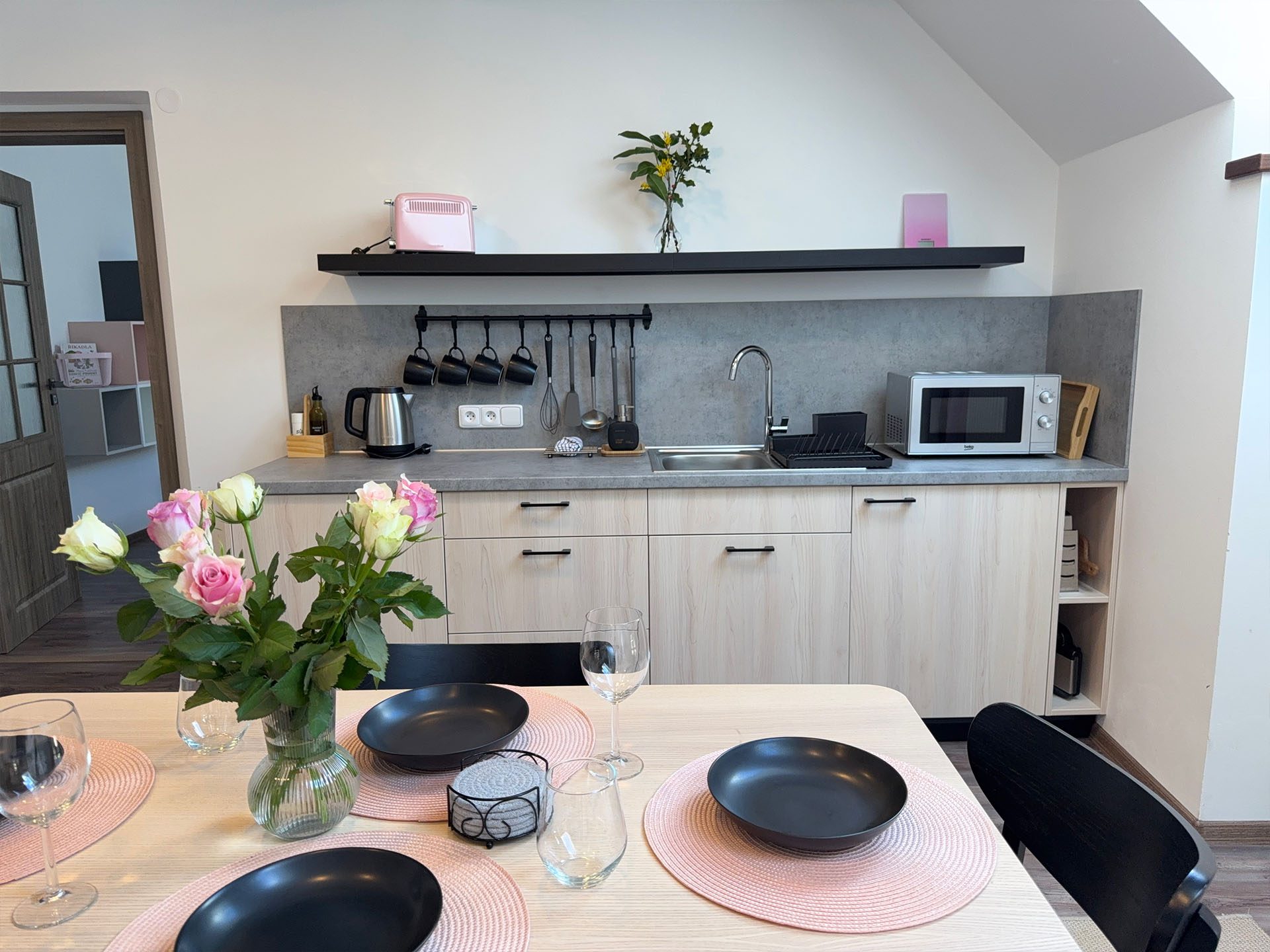 mlynár-simek-kuchynka-ruzove-ruze-jidelni-stul